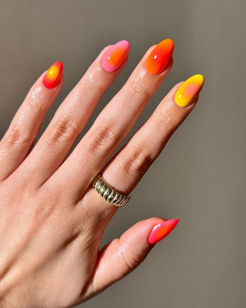 ongles aura coucher de soleil sur forme amande longue avec rose, orange et jaune