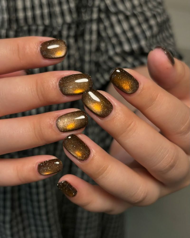 Ongles œil de chat marron et or en forme courte carrée