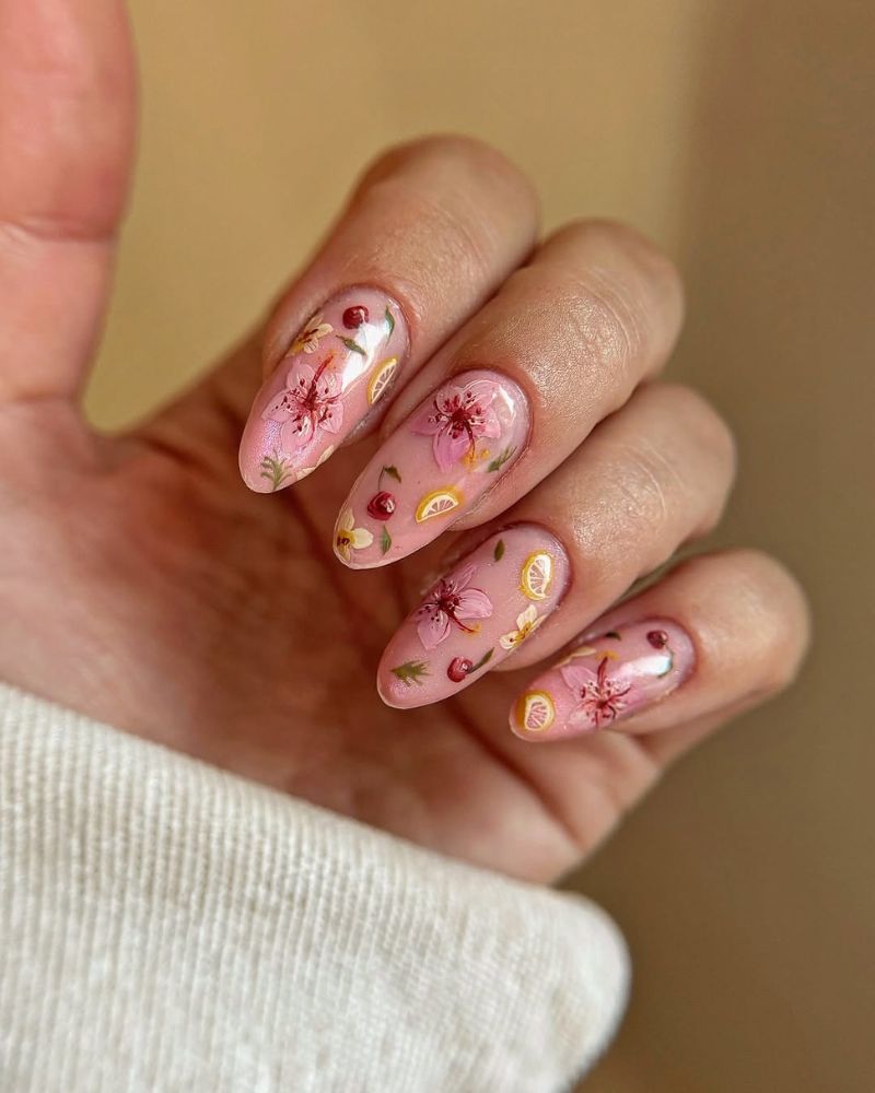 base nude scintillante avec fleurs peintes et nail art fruité