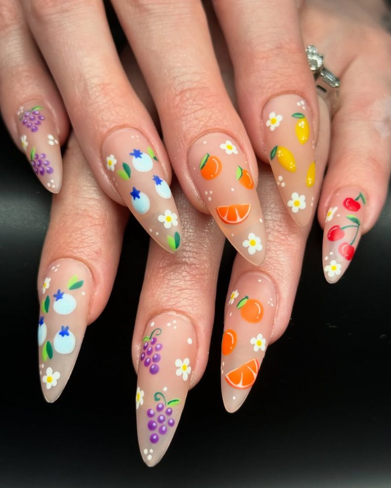ongles fruités, ongles d'été, ongles stilettos