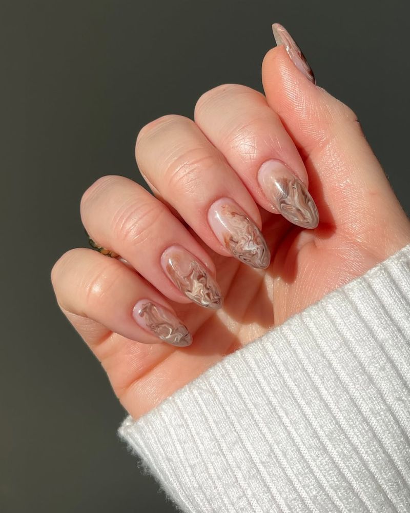 ongles nude avec design marbre marron