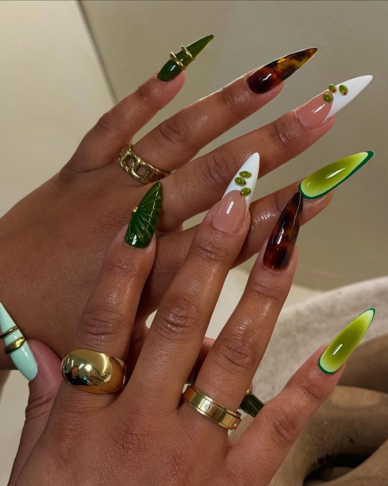 ongles stilettos longs aux teintes vertes, pointes blanches et nail art écaille de tortue