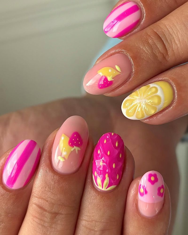 Nail art fraise 3D avec un citron en 3D et un design d'ongles principalement rose