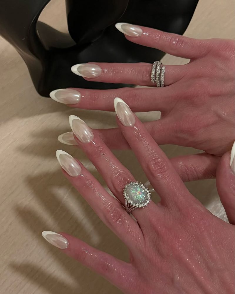 french blanche pointe, ongles chrome, ongles élégants