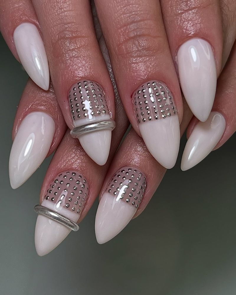 design de nail art blanc stiletto avec accents argentés