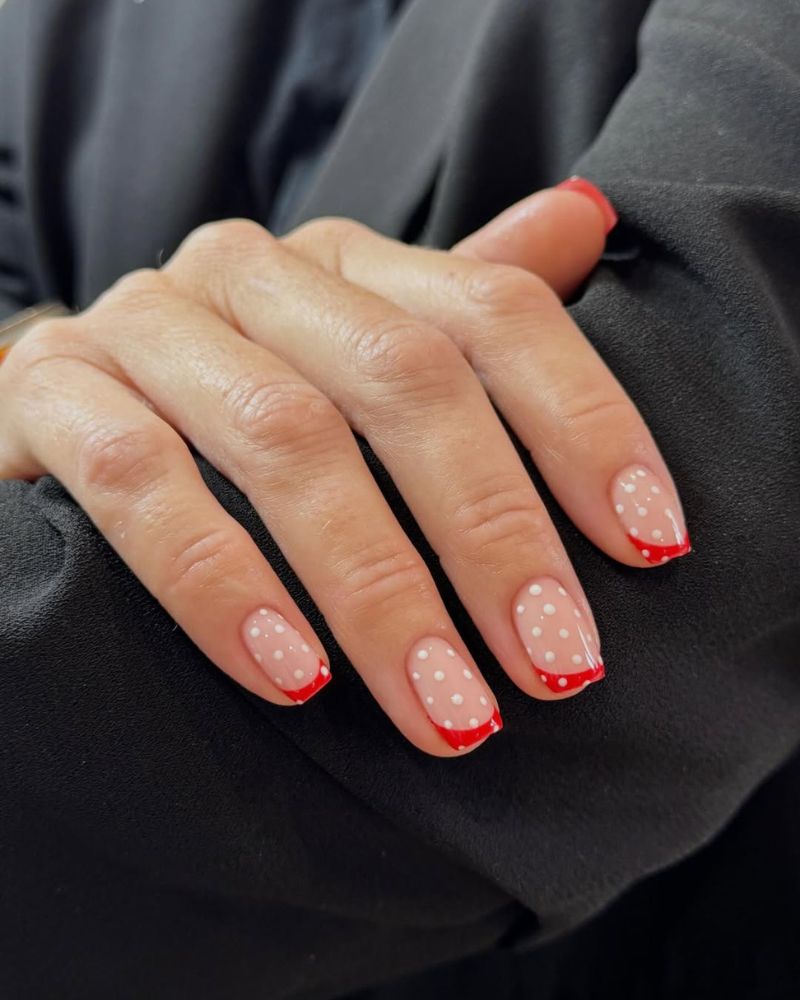 manucure française rouge chic avec pois blancs