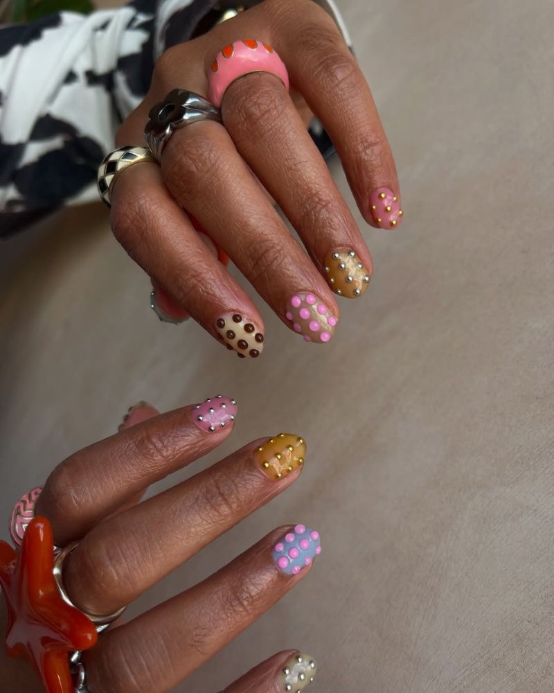 manucure courte avec pois 3D