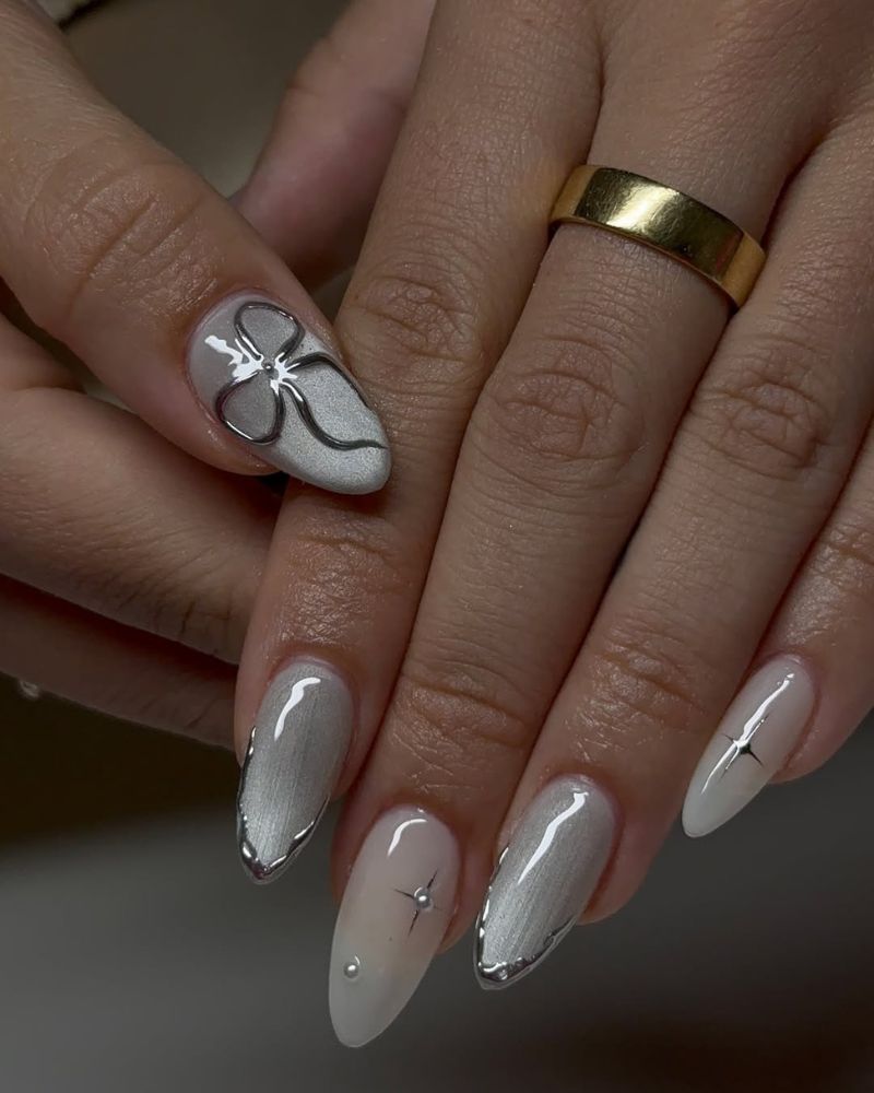 ongles chatoyants argentés, nail art nœud argenté