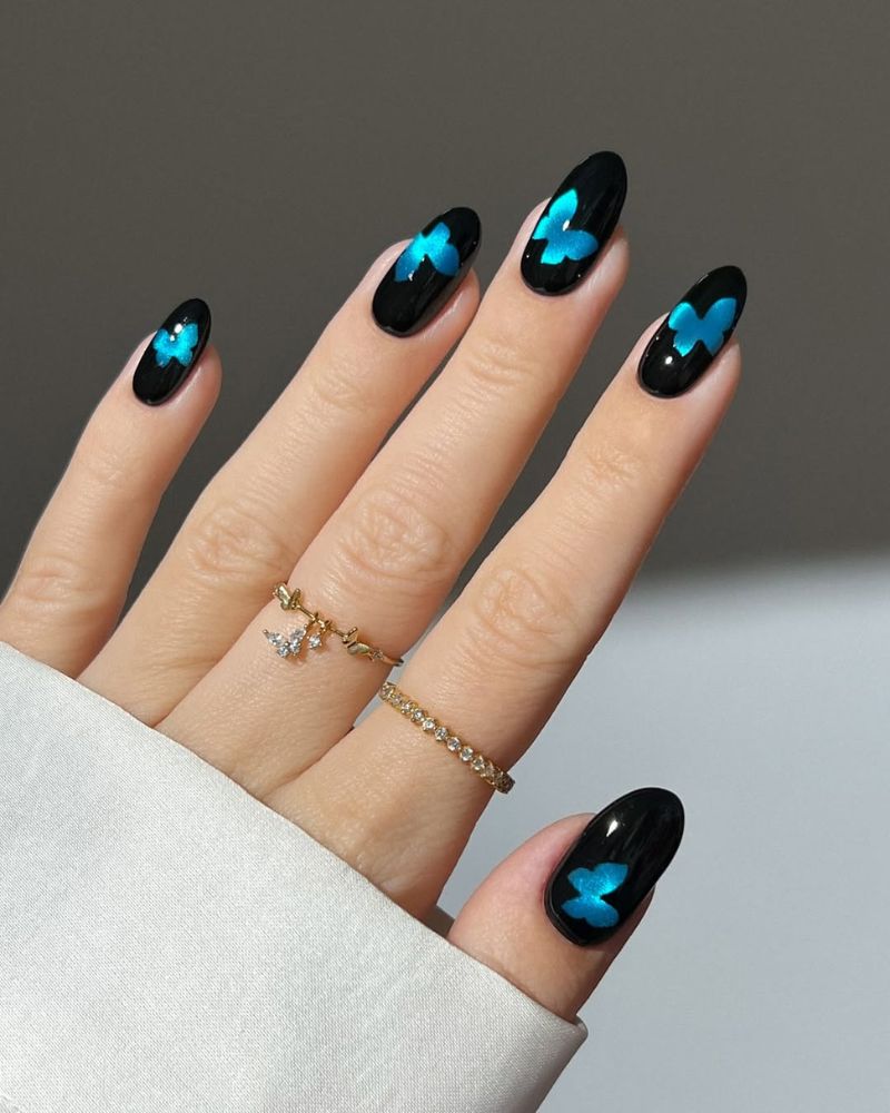 design d’ongles papillon, ongles noirs avec nail art