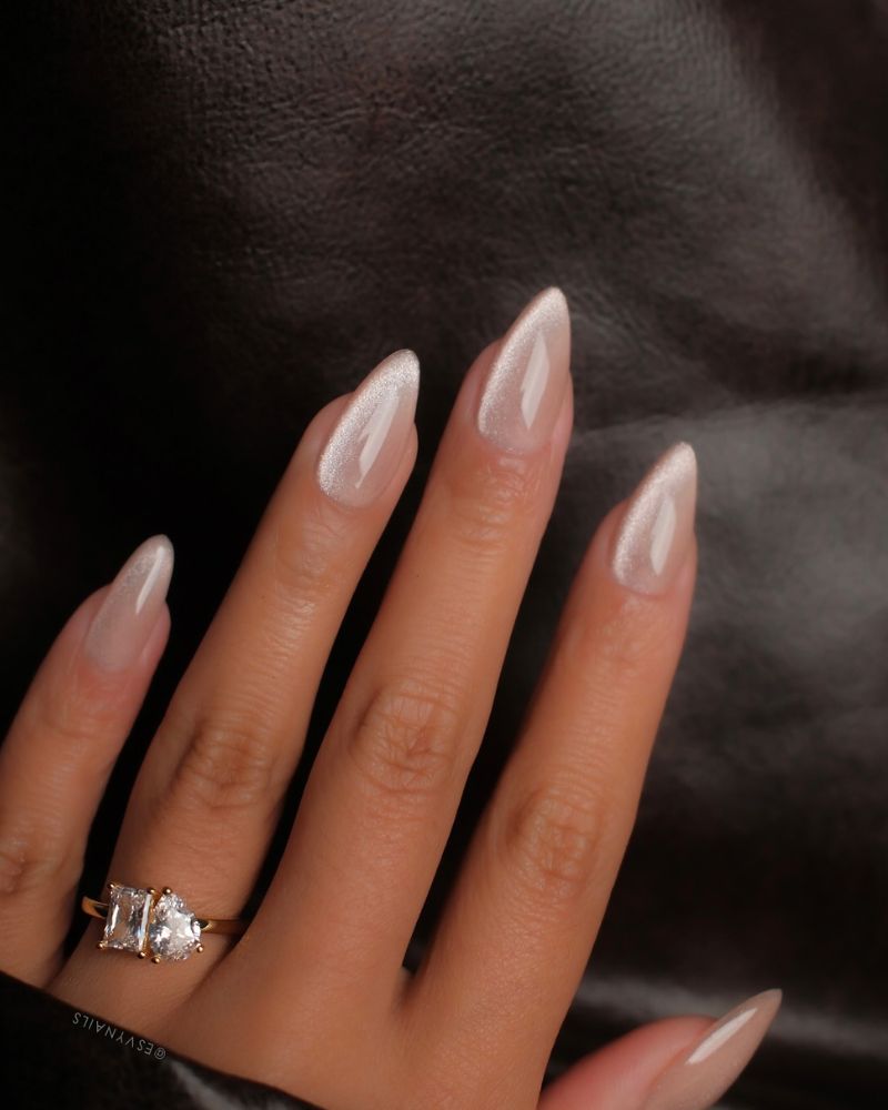 Ongles stiletto avec design nude œil de chat