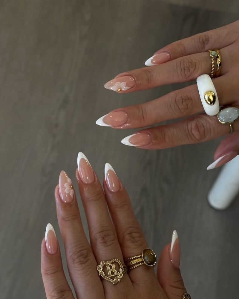 ongles stilettos avec design french blanc pour manucure coquette