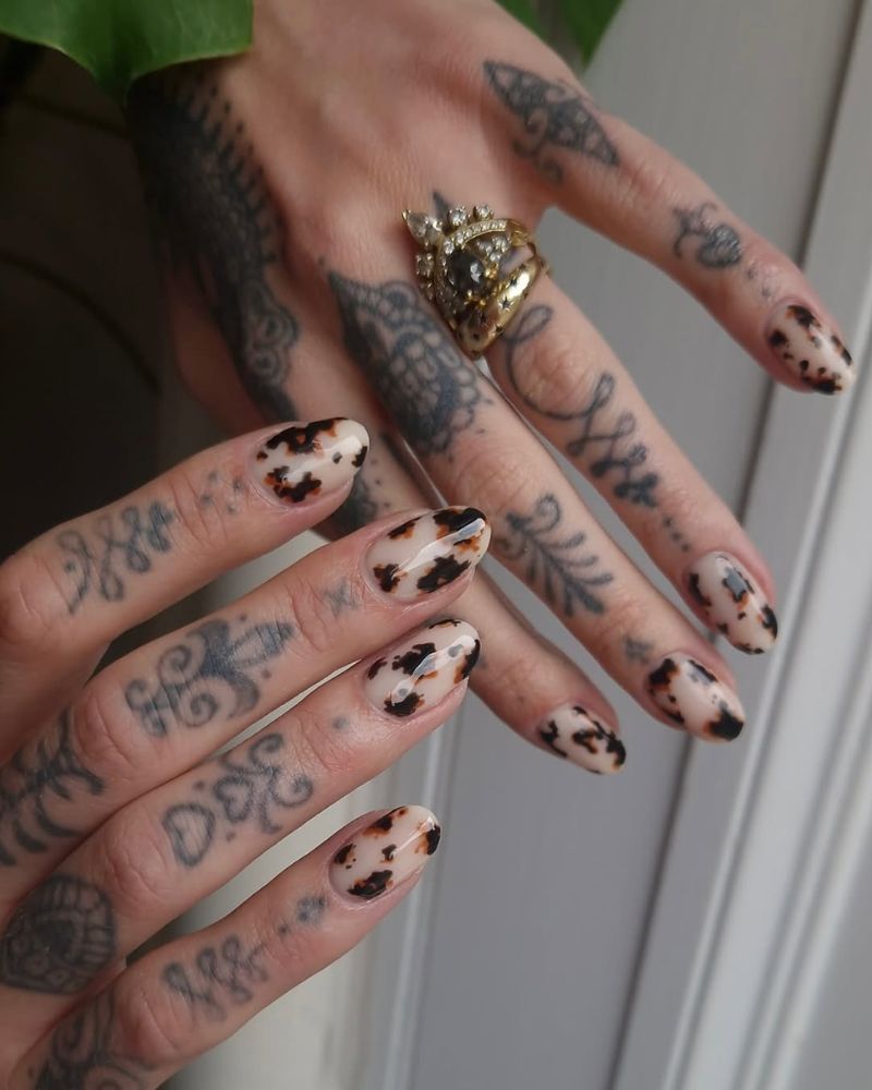 manucure automnale crème avec nail art imprimé vache