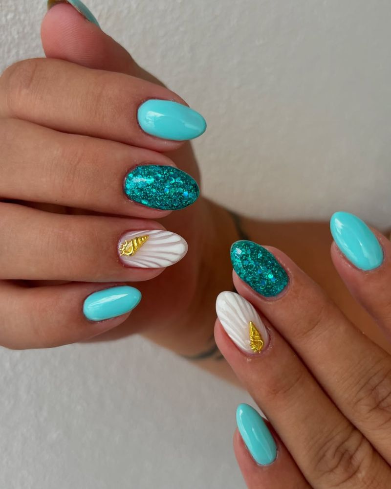 ongles aigue-marine, nail art coquillage, ongles bleus scintillants
