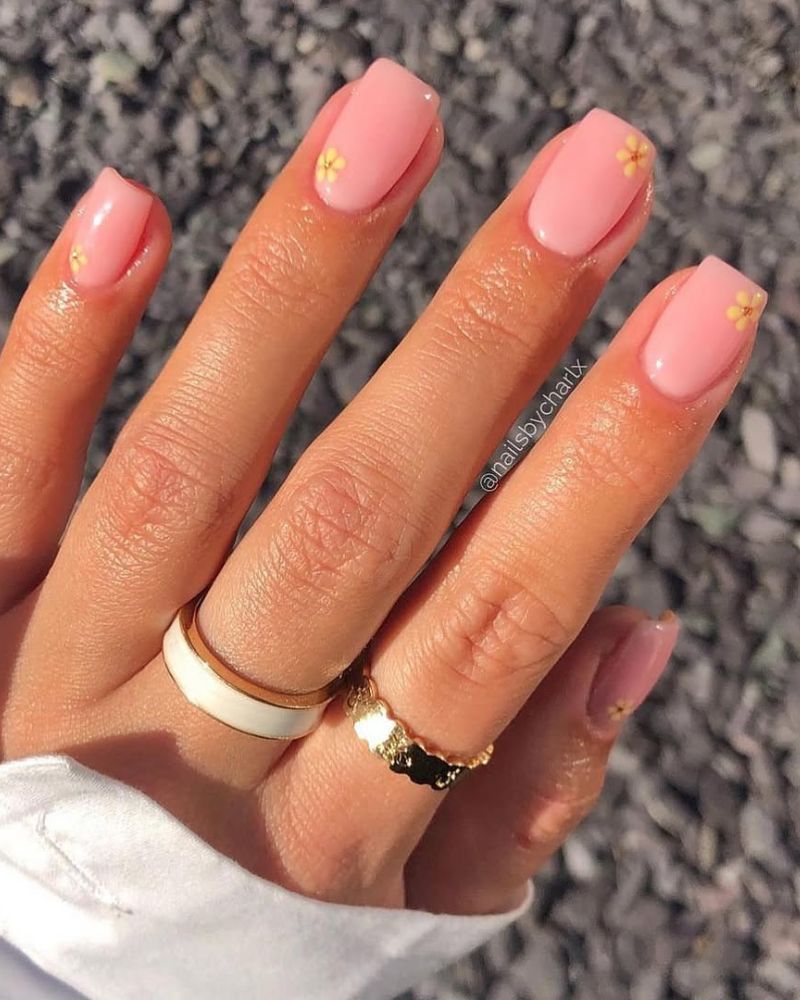 manucure simple, base nude, ongles de printemps