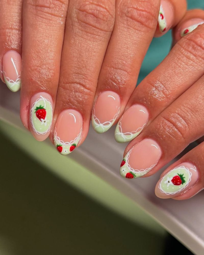 Ongles nude élégants avec extrémités vert menthe et nail art fraise