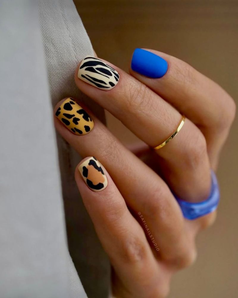 ongles d’automne mats avec imprimé animalier éclatant