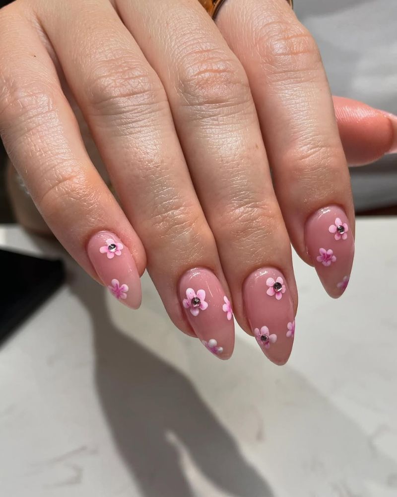 manucure base nude, nail art fleurs roses