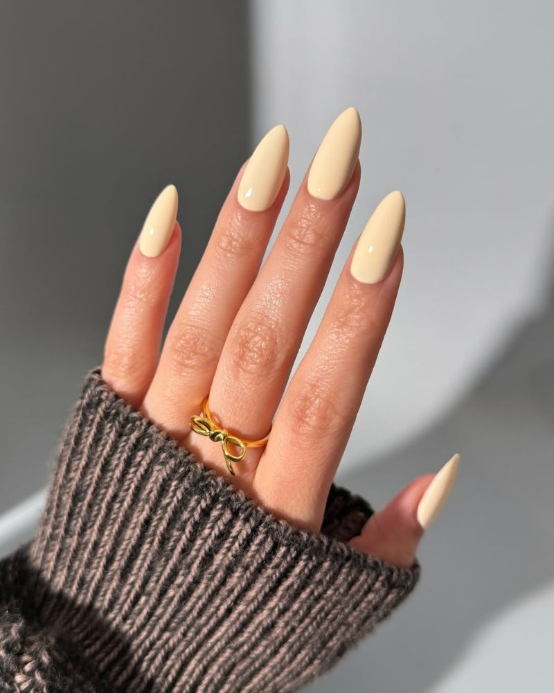 ongles jaune beurre en forme stiletto longue