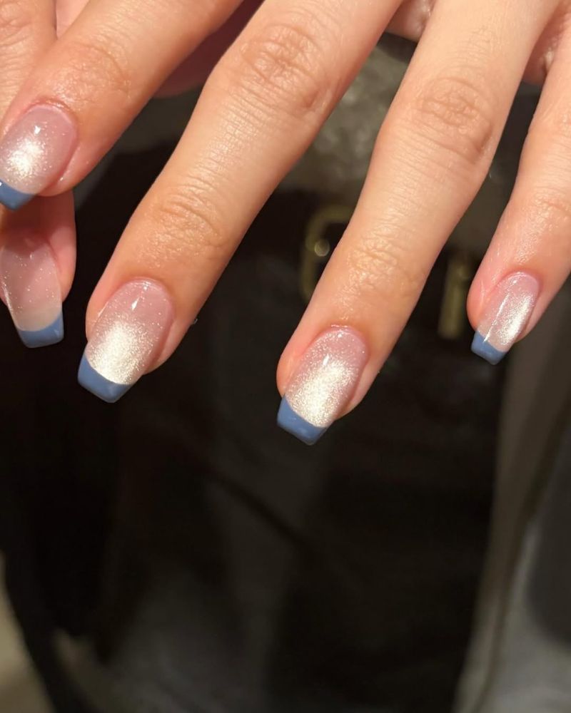 Ongles coffin vernis magnétique rose poussière avec pointes bleues