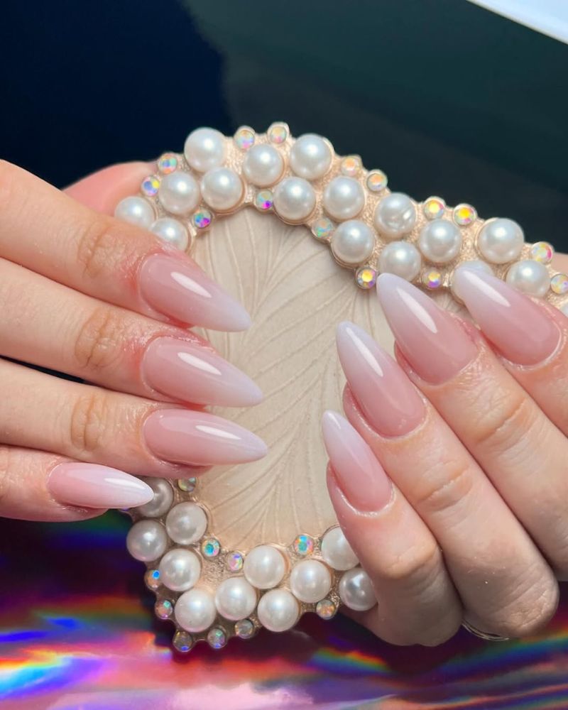 ongles baby boomer, ongles french, ongles stiletto