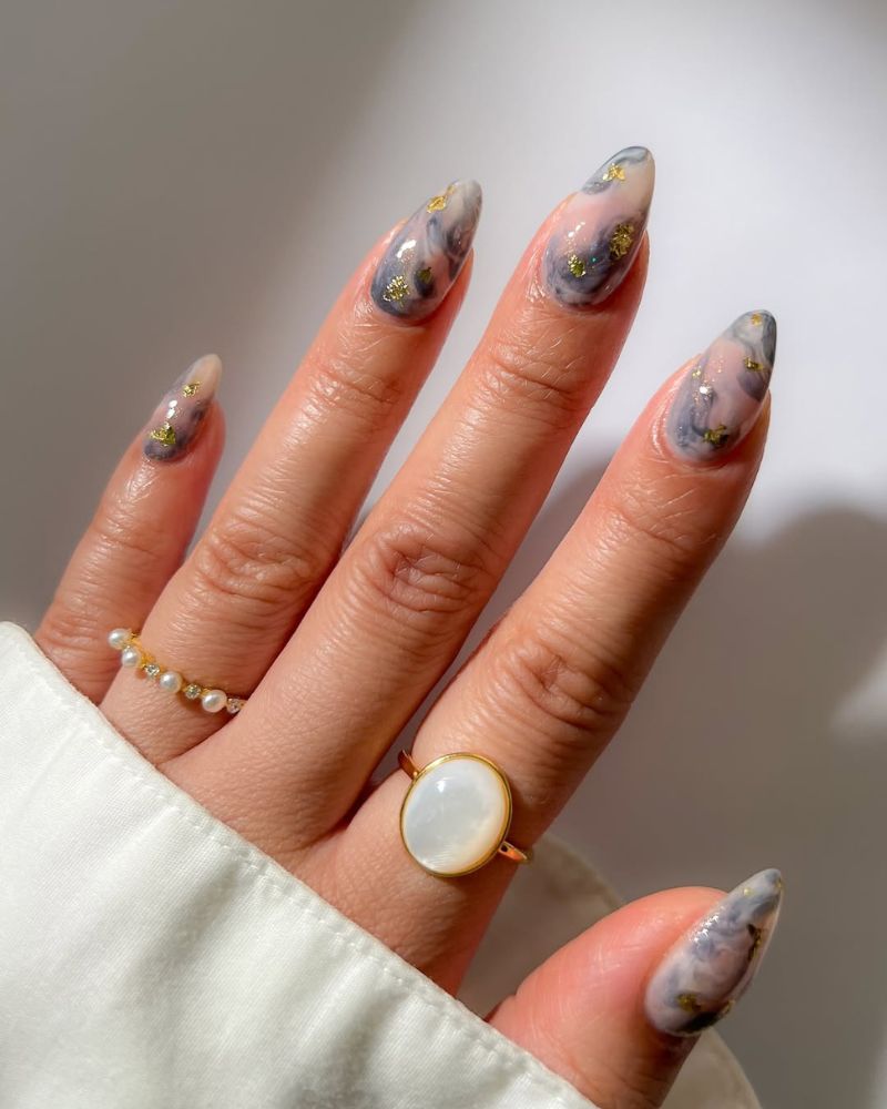 ongles nude avec nail art marbre gris