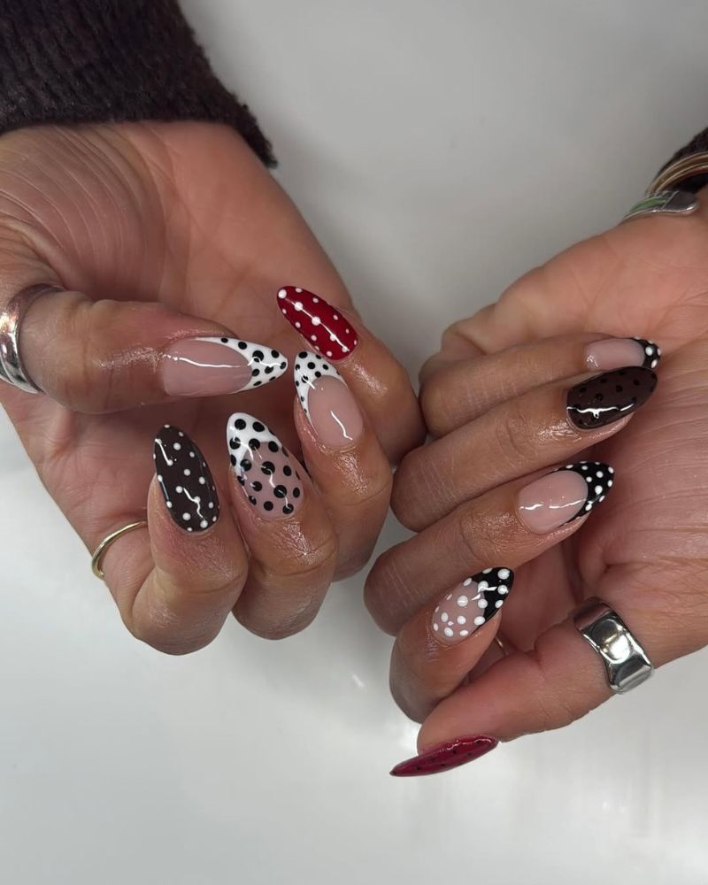 pois noir et blanc sur ongles
