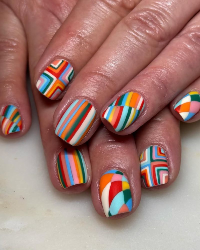 nail art coloré et lumineux sur ongles courts carrés