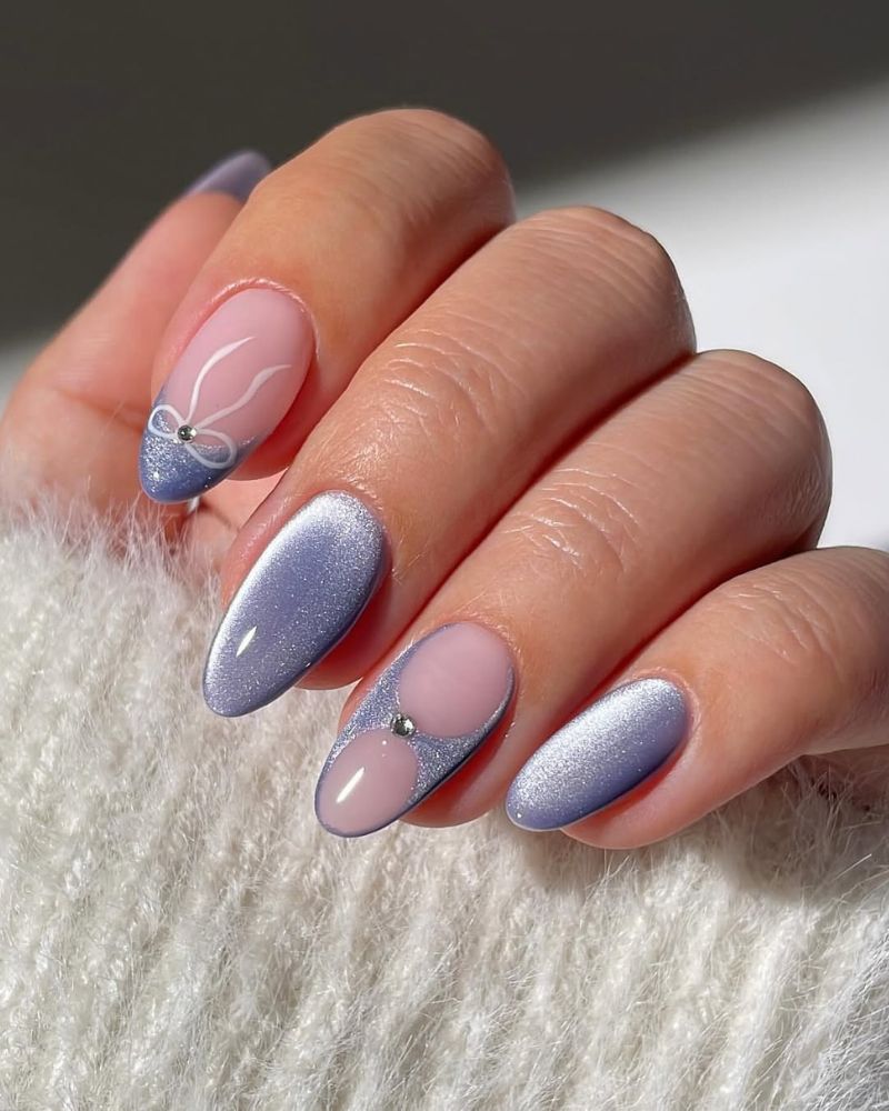 Design d’ongles œil de chat violet festif pour l’hiver ou Noël