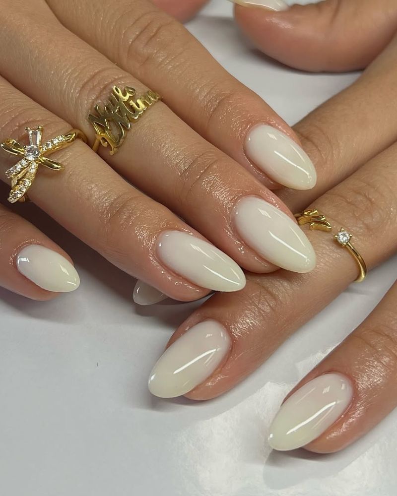 gel blanc laiteux sur ongles coquettes