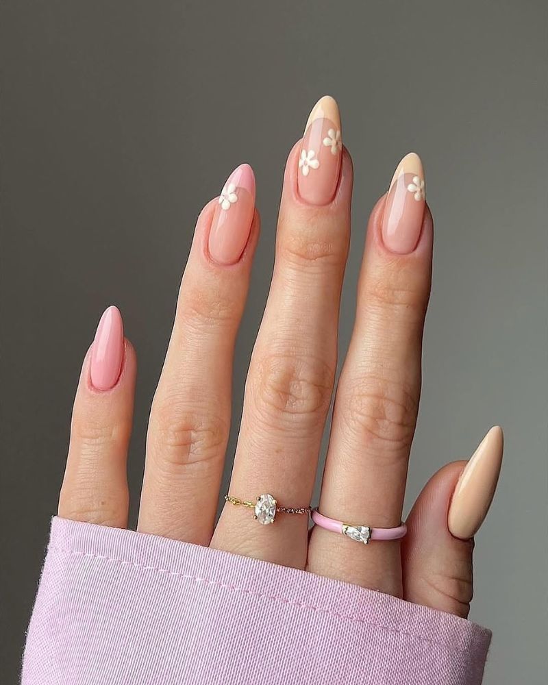 ongles pastel rose et orange, french manucure printanière, nail art floral