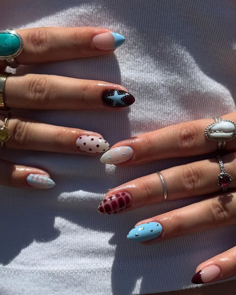 art d’ongles à pois bleu, rouge et blanc laiteux