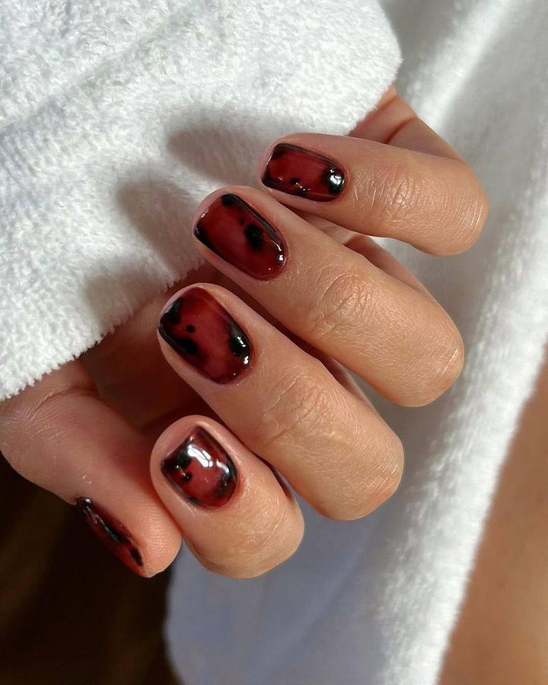 ongles écaille de tortue courts et simples