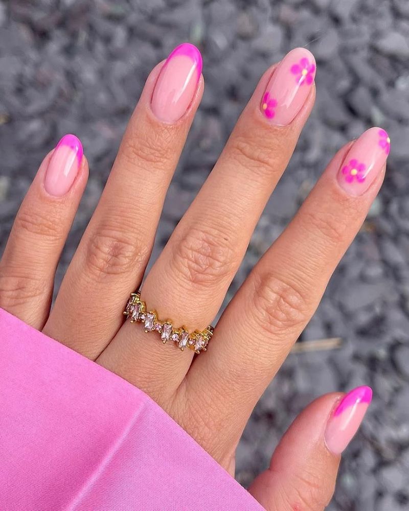 ongles roses avec nail art floral, french rose