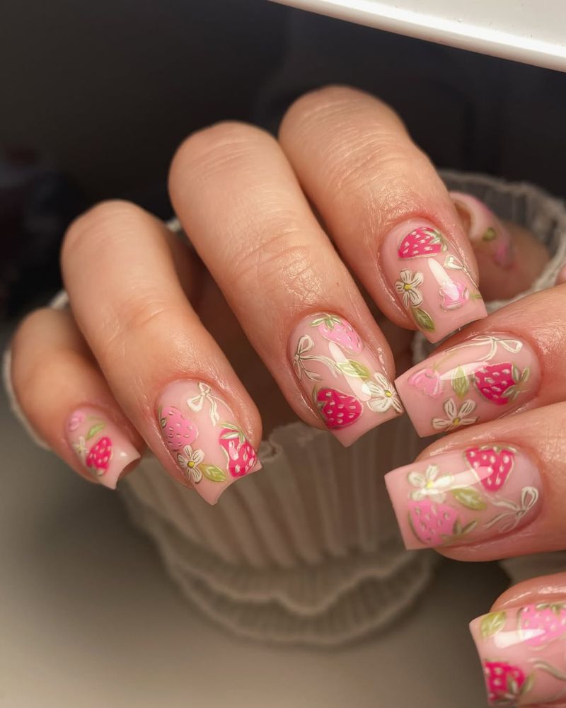 Ongles carrés élégants avec nail art fraises roses, noeuds et fleurs