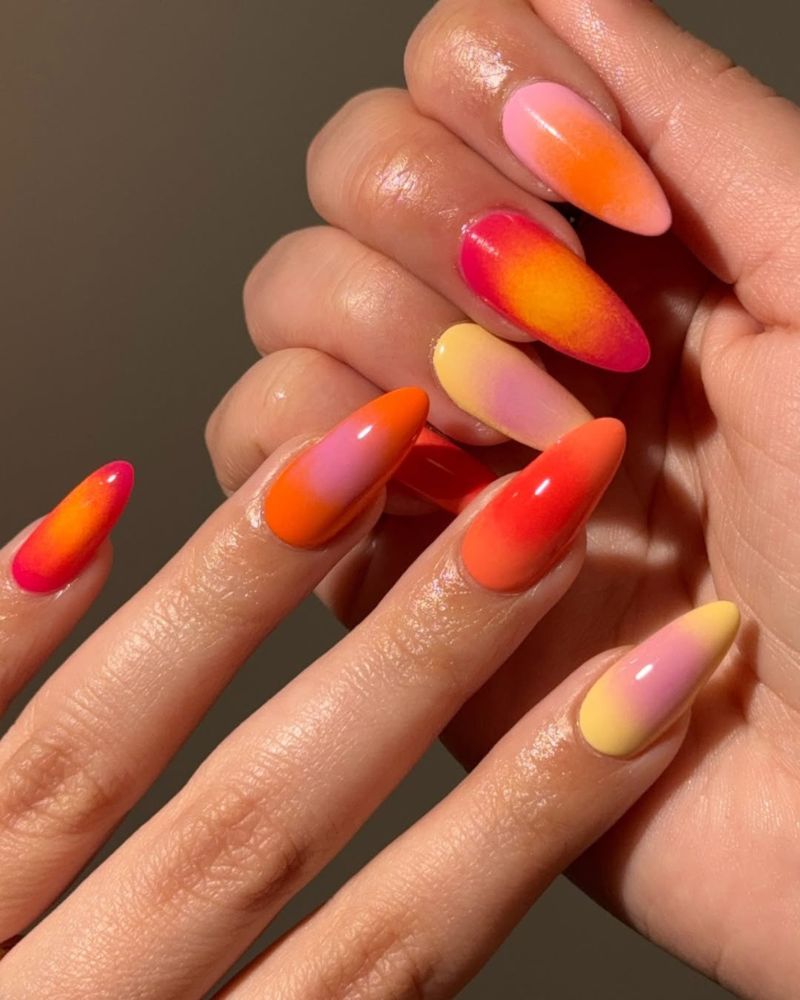 ongles aura simple coucher de soleil avec orange, jaune, rose et rouge