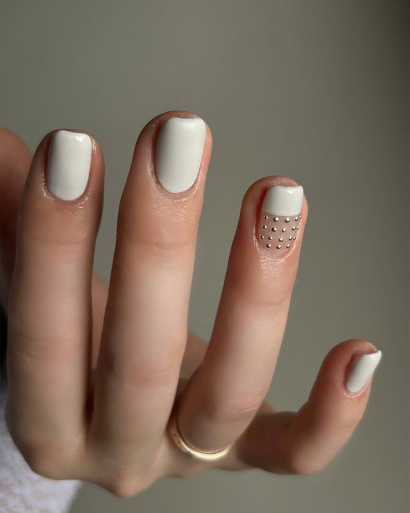 design coréen ongles blancs avec points argentés sur forme cercueil