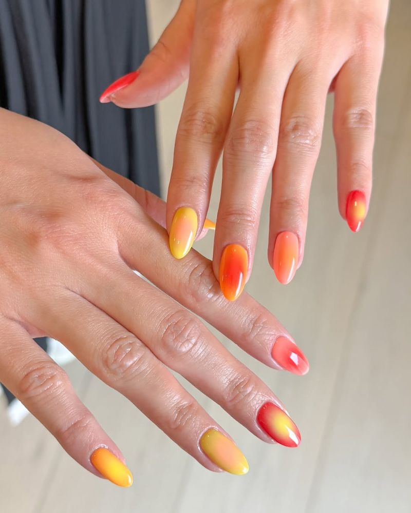 ongles aura coucher de soleil d'été en jaune, rouge et orange