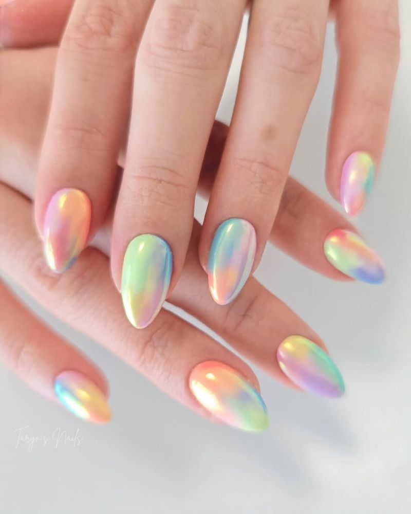 ongles arc-en-ciel avec chrome sur forme amande