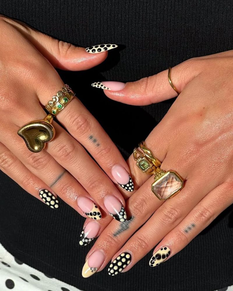 art d’ongles amande noir et jaune beurre à pois