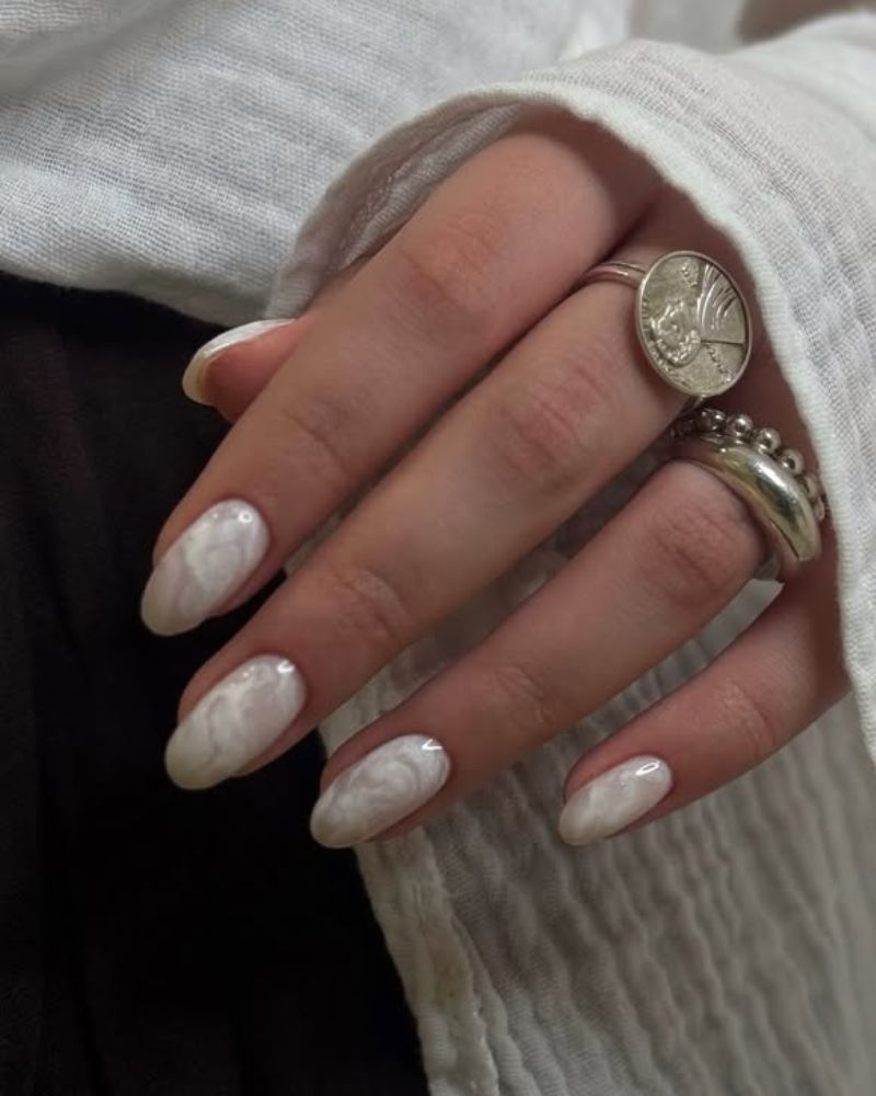 nail art hiver blanc avec design marbré