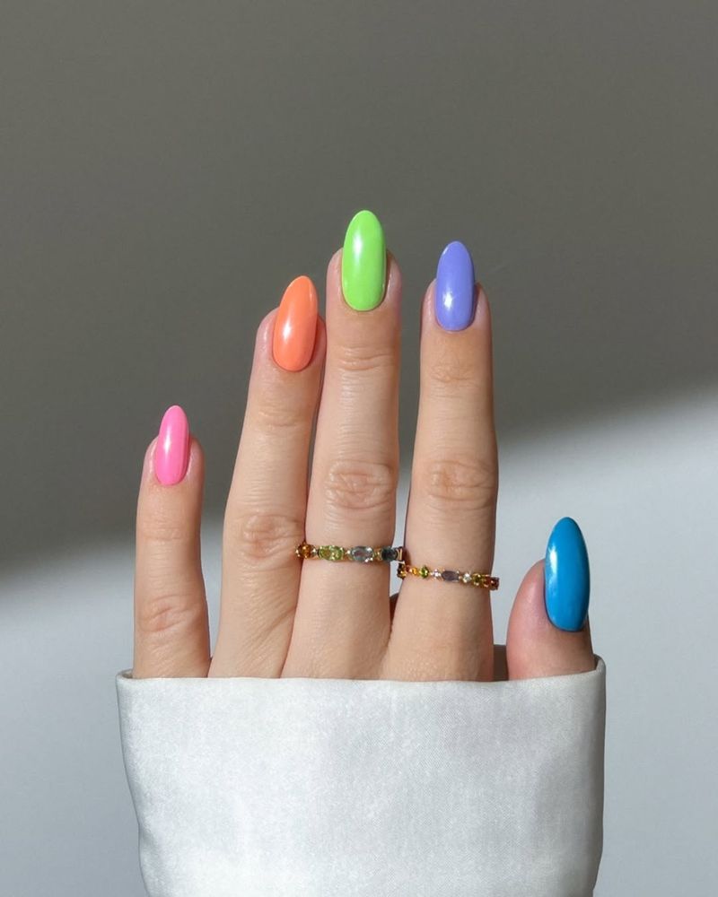 ongles colorés, design d’ongles d’été simple