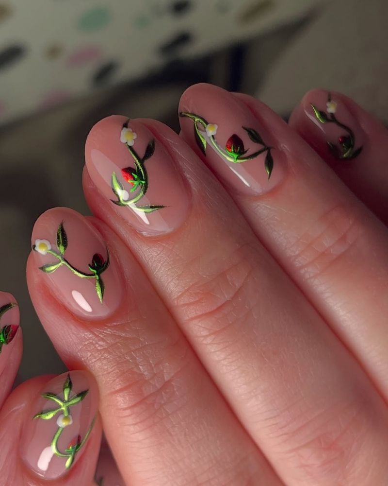 Ongles nude simples et élégants avec un design fraise métallique