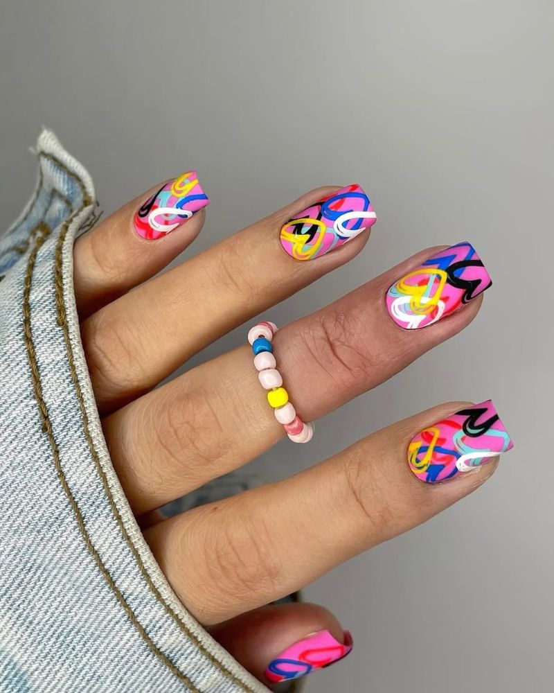 nail art cœur sur base rose vif