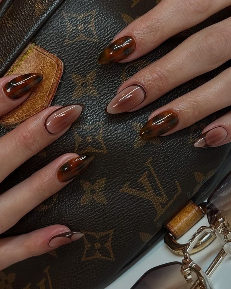 ongles marron stylés pour manucure écaille de tortue d'automne