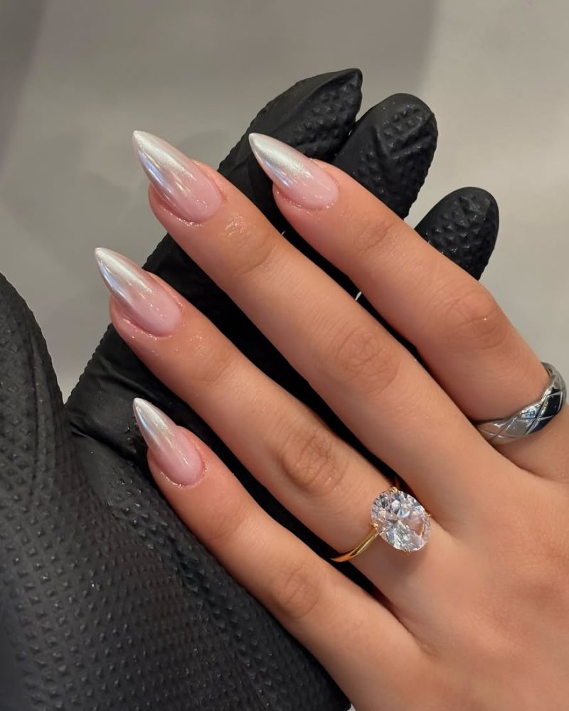 manucure stilettos avec dégradé argenté