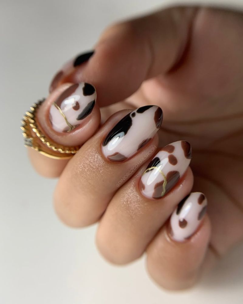 ongles imprimé vache automne en deux tons de marron et base blanche lactée