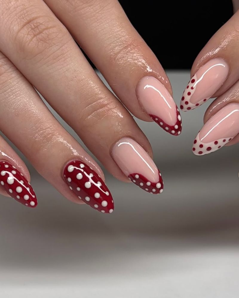 design d’ongles à pois rouge et blanc
