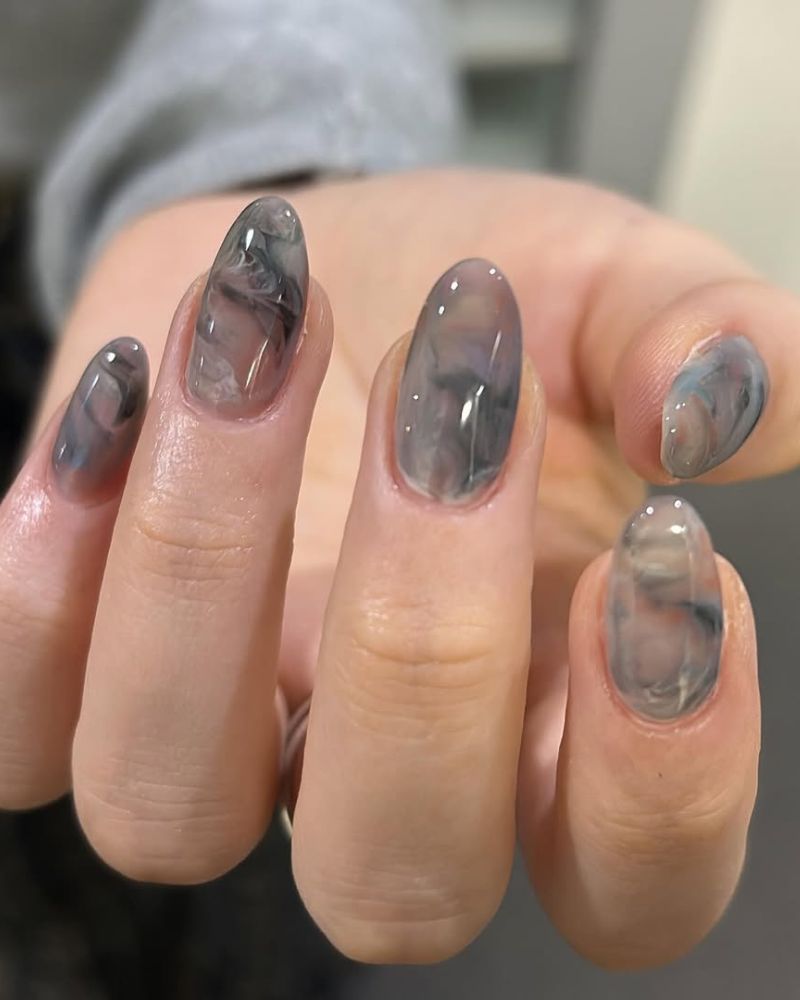 ongle marbre gris pour manucure hivernale