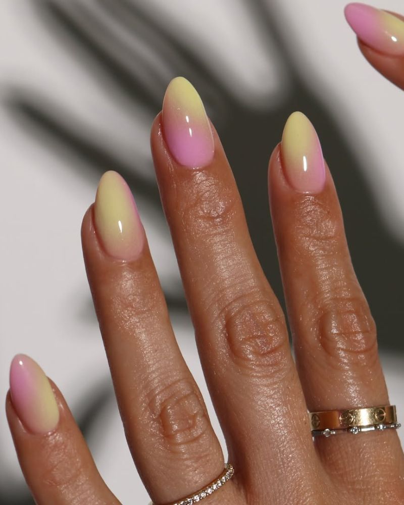 ongles ombrés jaune et rose comme manucure d'été élégante