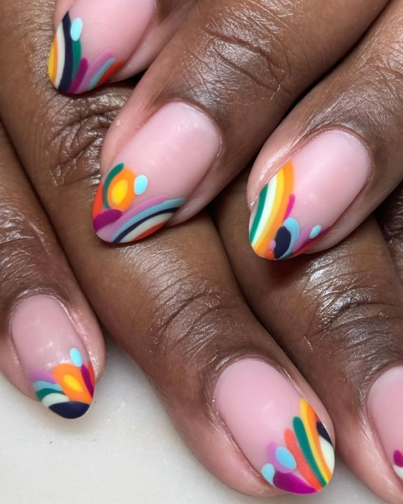 nail art abstrait sur French tips colorées